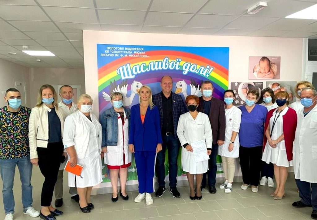 Медпрацівникам Славутської міської лікарні вручили страхові поліси