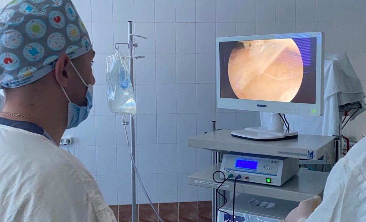 У Славутській міській лікарні провели першу операцію на новій Артроскопічній стійці LAPOMED