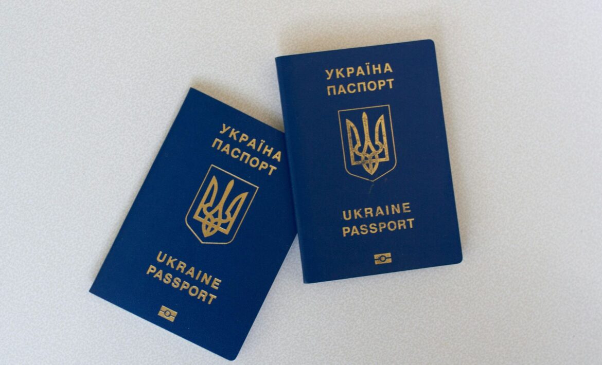 “Про Єдиний державний демографічний реєстр та документи, що підтверджують громадянство України, посвідчують особу чи її спеціальний статус”